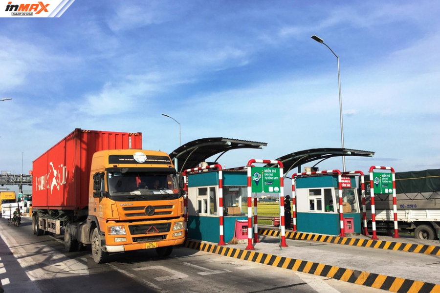 Xe container đi qua trạm thu phí